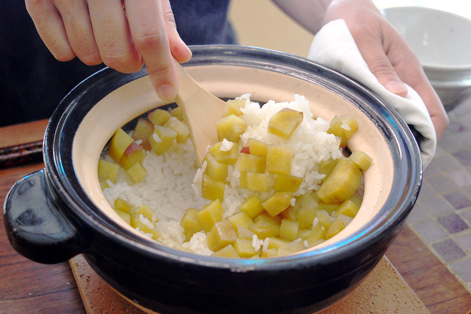 The Reason Restaurants Put Rice In Salt Shakers