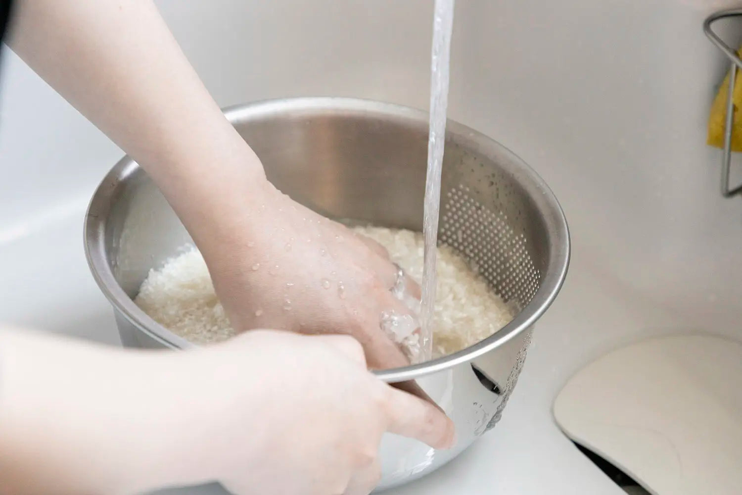 Washing rice with the 3-way rice washing bowl