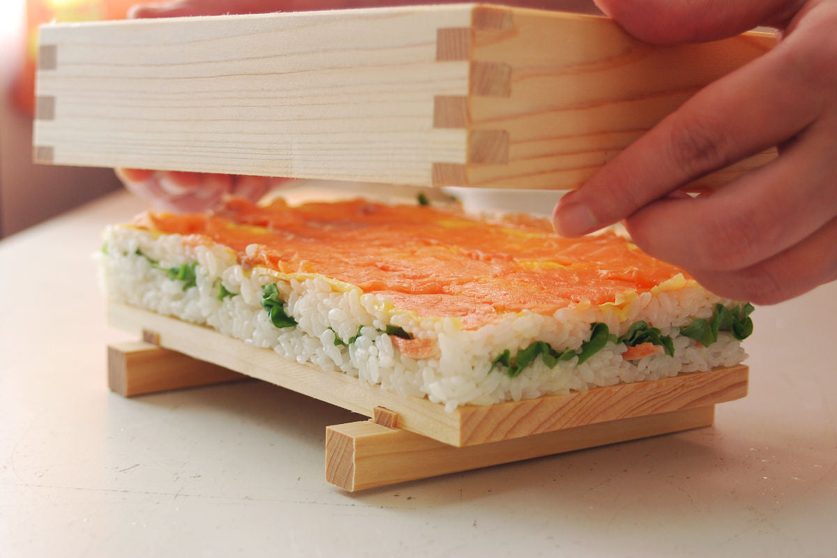 https://www.globalkitchenjapan.com/cdn/shop/articles/How_to_Make_Pressed_Sushi_a_Traditional_Food_for_Celebrations_1_1600x.jpg?v=1644323065