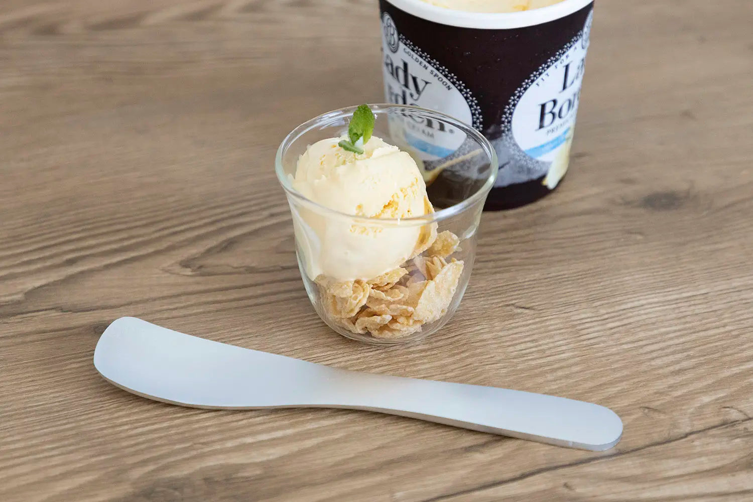 Kai Ice Cream Spade with ice cream