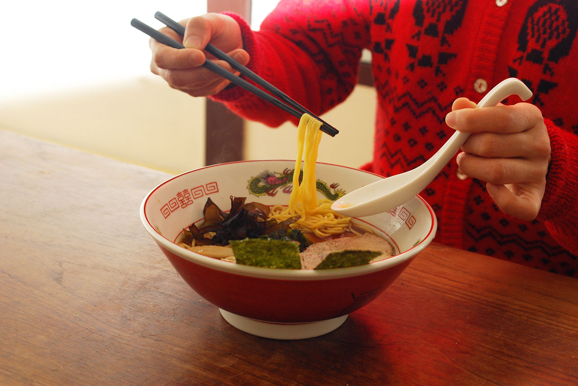 How to make curly ramen noodles. Silicon flaps on the cutter