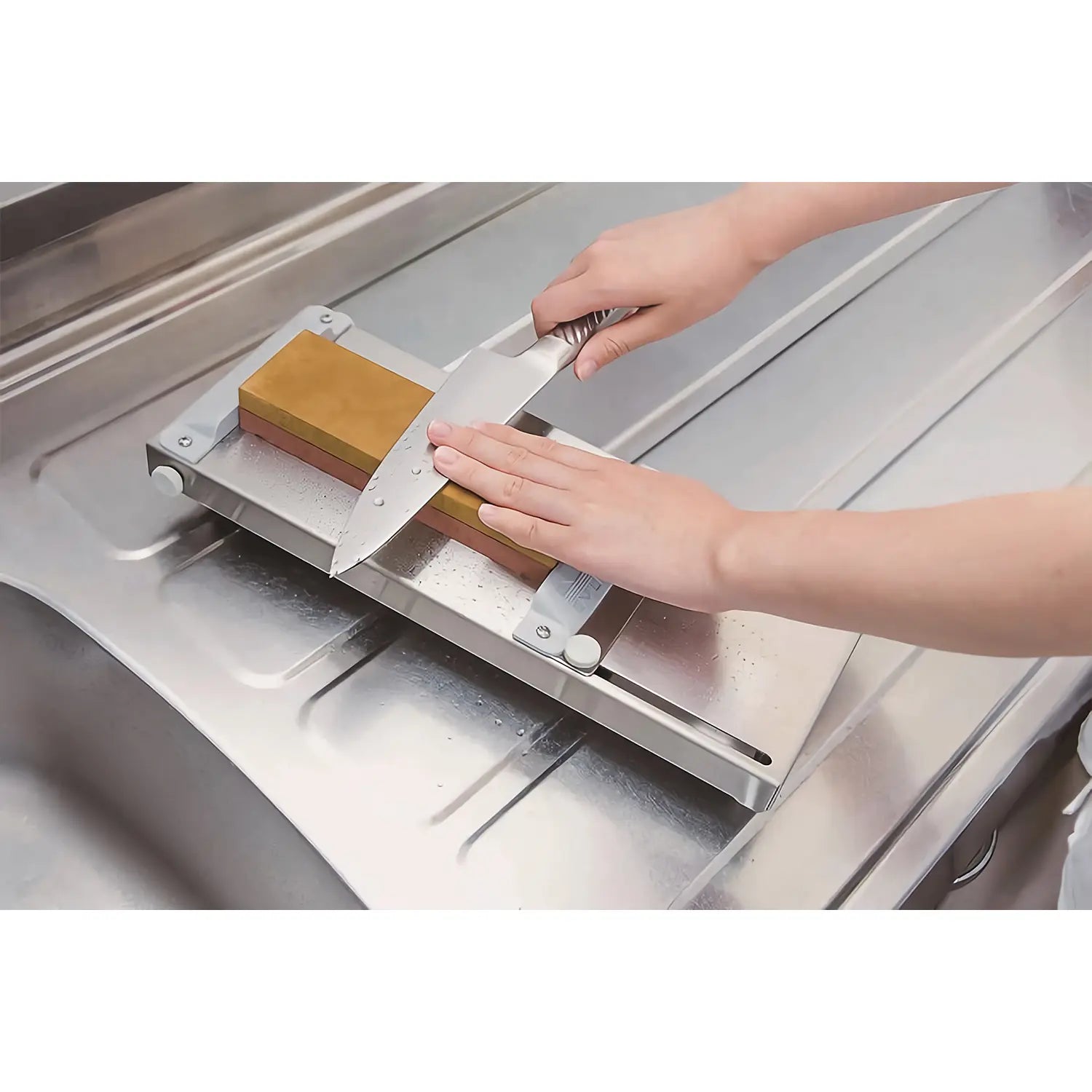 https://www.globalkitchenjapan.com/cdn/shop/files/SAKAIStainlessSteelSharpeningStoneBase_3.webp?v=1694153341