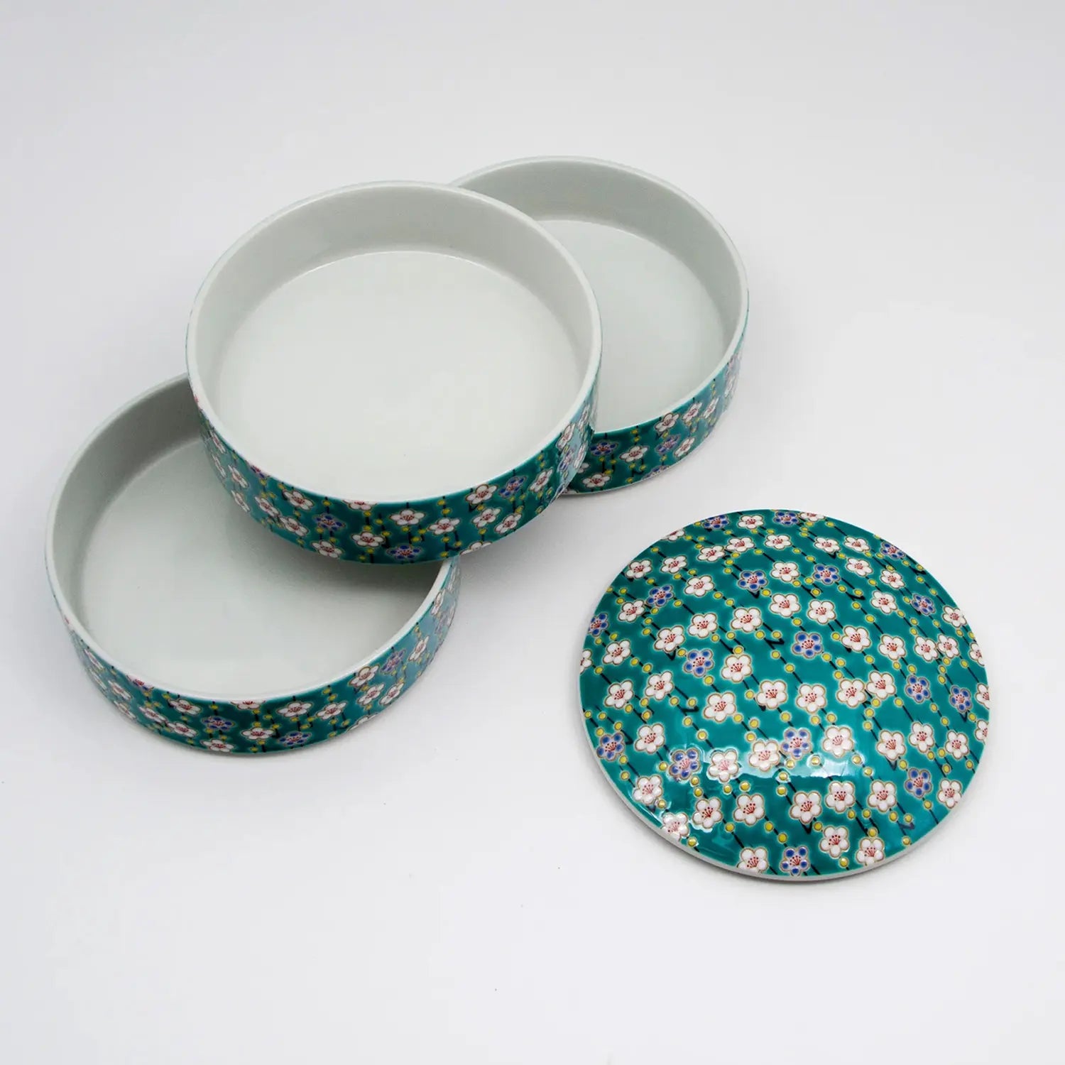 https://www.globalkitchenjapan.com/cdn/shop/files/SEIKOUKutaniPorcelain3-TierJubakoBoxUme_2.webp?v=1703571785