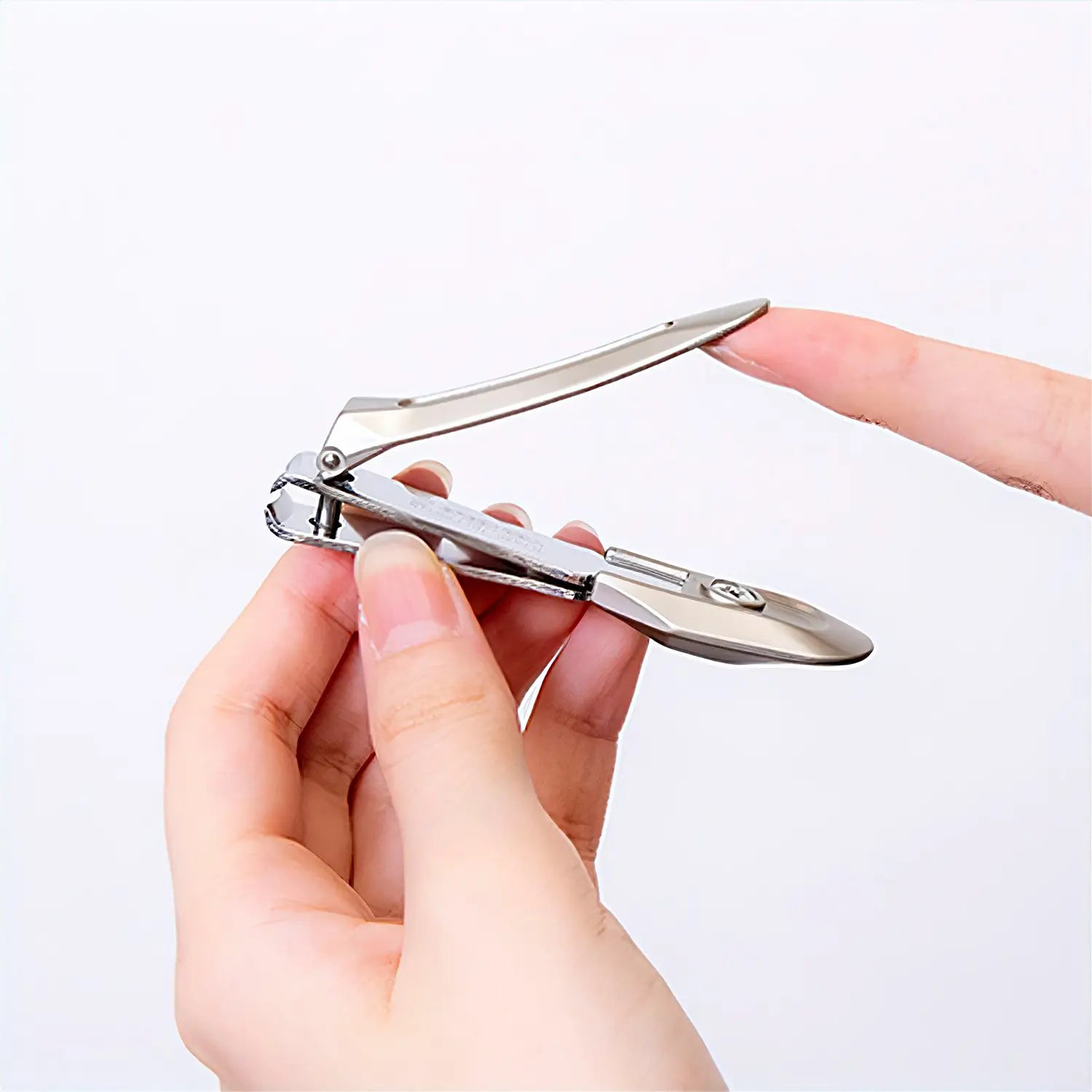 https://www.globalkitchenjapan.com/cdn/shop/files/green-bell-takuminowaza-stainless-steel-premium-nail-clippers-with-curved-clipping-lever-g-1204_7.webp?v=1691387103