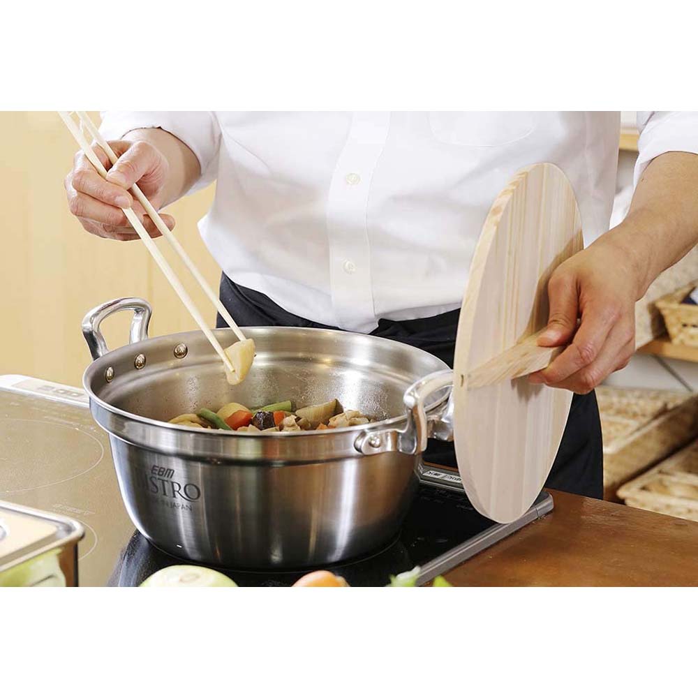 https://www.globalkitchenjapan.com/cdn/shop/products/EBMGyozaPanWoodenLid_4.jpg?v=1625984579