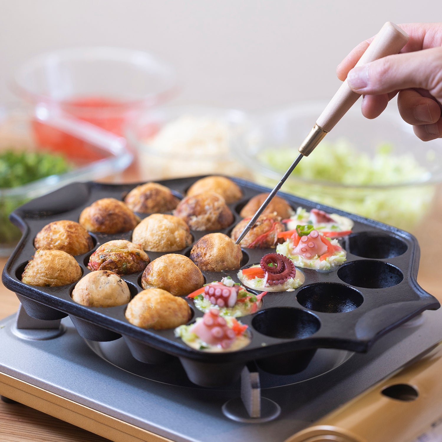 https://www.globalkitchenjapan.com/cdn/shop/products/IwachuNambuCastIron23-BallTakoyakiPan_2.jpg?v=1655784023