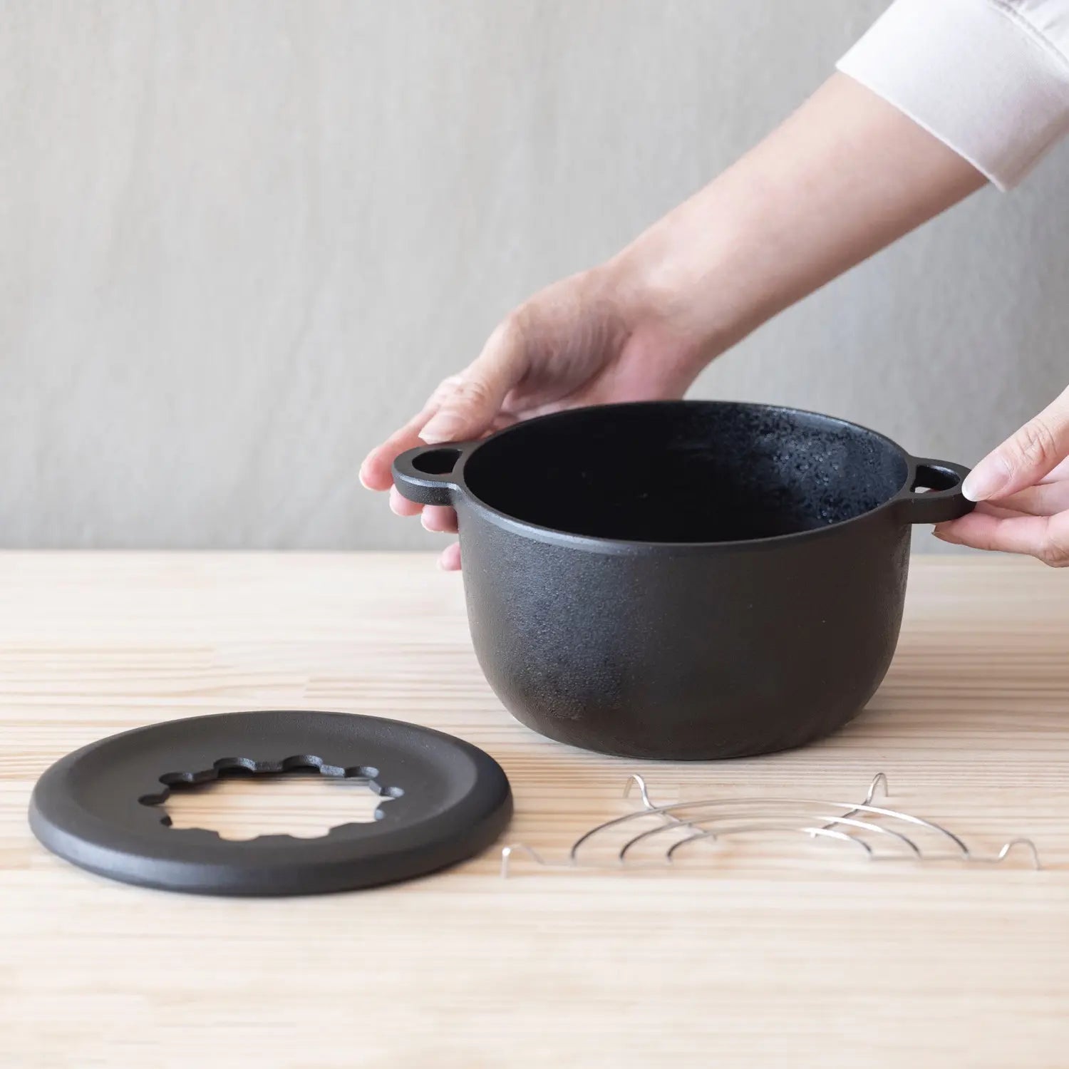 https://www.globalkitchenjapan.com/cdn/shop/products/IwachuNambuCastIronMiniTempuraFonduePan_2.webp?v=1667294080