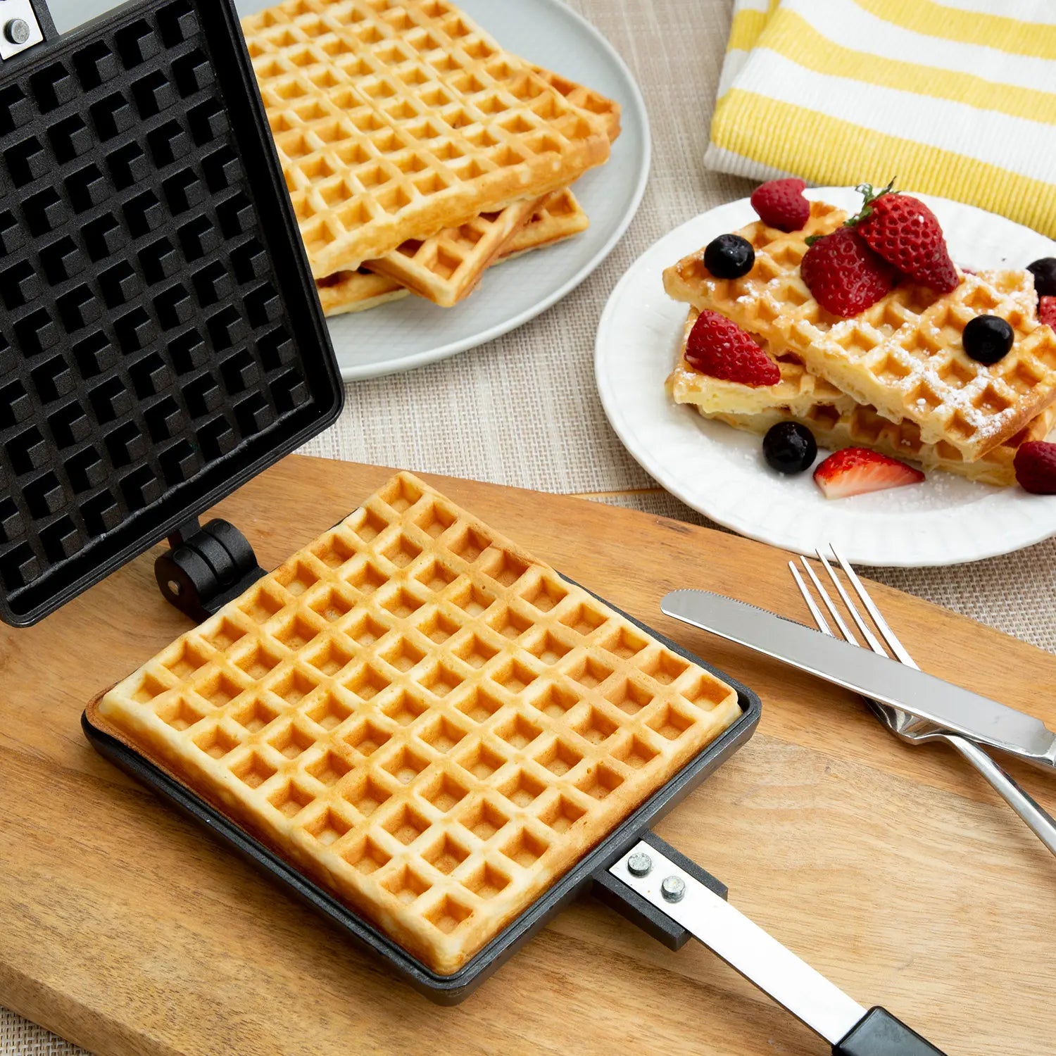 https://www.globalkitchenjapan.com/cdn/shop/products/TamakiDie-CastAluminumWaffleIron_4.webp?v=1679373969