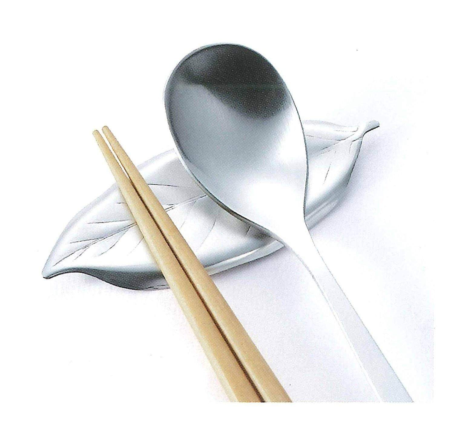 https://www.globalkitchenjapan.com/cdn/shop/products/tsubame-shinko-stainless-steel-leaf-shaped-cutlery-rest-2-colours-cutlery-rests-6668263718995.jpg?v=1563986115